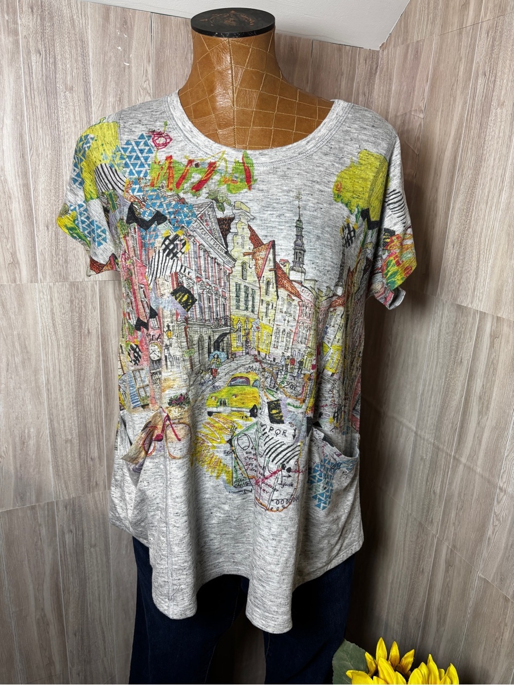 Tanoah Grey Heathered European City Street Scene Graphic Print Short Sleeve Top - Picture 6 of 12